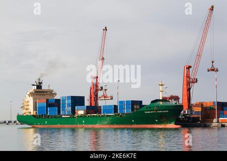Angedocktes Frachtschiff Charlotte Borchard mit gestapelten Transportcontainern und Portalkranen am Dock im Hafen von Salerno, Region Kampanien, Italien. Stockfoto