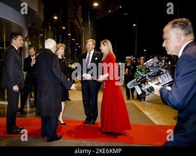 2022-11-10 19:59:53 AMSTERDAM - italienischer Präsident Sergio Mattarella, seine Tochter Laura Mattarella, König Willem-Alexander und Königin Maxima (von links nach rechts) am Concertgebouw vor der Gegenleistung. Der italienische Präsident Sergio Mattarella besucht die Niederlande drei Tage lang. ANP SEM VAN DER WAL niederlande Out - belgien Out Stockfoto