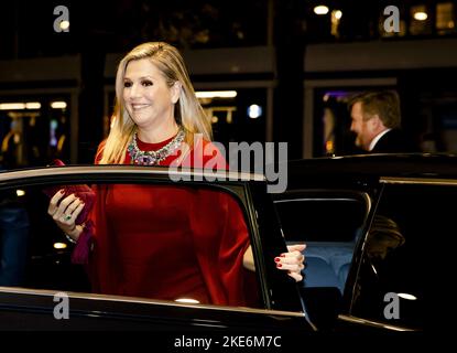 2022-11-10 19:59:40 AMSTERDAM - Königin Maxima und König Willem-Alexander kommen im Concertgebouw vor der Gegenleistung an. Der italienische Präsident Sergio Mattarella besucht die Niederlande drei Tage lang. ANP SEM VAN DER WAL niederlande Out - belgien Out Stockfoto