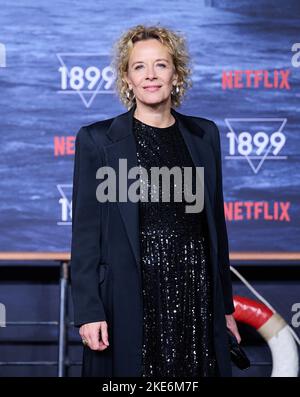 Berlin, Deutschland. 10.. November 2022. Katja Riemann kommt zur Premiere der Netflix-Serie 1899 im Funkhaus Berlin. Quelle: Annette Riedl/dpa/Alamy Live News Stockfoto