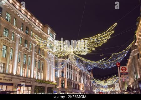 London, Großbritannien. 10.. November 2022. Weihnachtsbeleuchtung in der Regent Street. Stockfoto