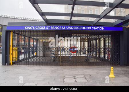 London, Großbritannien. 10.. November 2022. Die U-Bahnstation King's Cross St Pancras ist geschlossen, da ein weiterer U-Bahnstreik die Fahrt in der Hauptstadt stört. Stockfoto