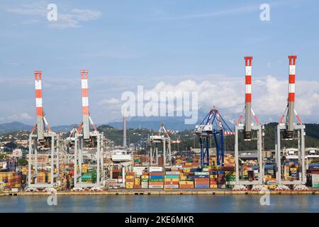 Andocken mit Portalkränen und gestapelten Versandcontainern im Handelshafen La Spezia, Provinz La Spezia, Italien. Stockfoto