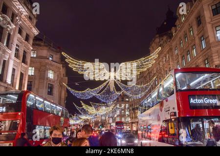 London, Großbritannien. 10.. November 2022. Weihnachtsbeleuchtung in der Regent Street. Stockfoto