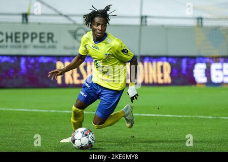 Beveren, Belgien, 10. November 2022, Beverens Taofeek Ismaheel im Einsatz während eines Fußballspiels zwischen SK Beveren (1B) und dem Royal Antwerp FC, Donnerstag, 10. November 2022 in Beveren, im Finale des Croky Cup Belgian Cup 1/16. BELGA FOTO DAVID PINTENS Stockfoto