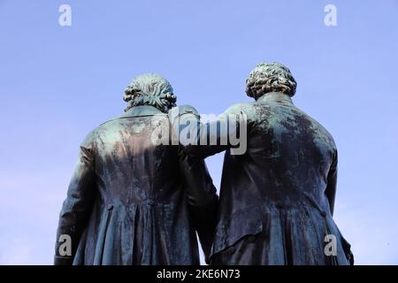 Eine Rückansicht des Goethe-Schiller-Denkmal-Denkmals auf blauem, wolkigen Hintergrund in Deutschland Stockfoto