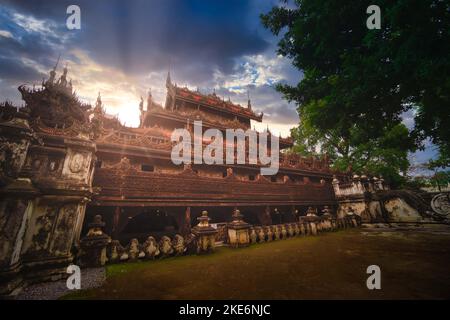 Shwenandaw Kyang Kloster bei Sonnenuntergang in Mandalay Myanmar Stockfoto