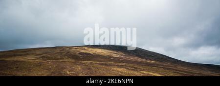 Panorama der Wicklow Mountains in Irland, Bewölktes Wetter. Stockfoto