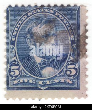 USA - 1898: Eine dunkelblaue Briefmarke mit 5 Cent, die das Porträt von Ulysses S. Grant (geb. Hiram Ulysses Grant) zeigt, einem amerikanischen Militäroffizier und Politiker, der von 1869 bis 1877 als Präsident der Vereinigten Staaten von 18. diente. Als kommandierender General führte er 1865 die Union Army zum Sieg im amerikanischen Bürgerkrieg und diente danach kurz als Kriegsminister. Später, als Präsident, war Grant ein effektiver Bürgerrechtler, der den Gesetzentwurf unterzeichnete, der das Justizministerium gründete und mit radikalen Republikanern zusammenarbeitete, um Afroamerikaner während des Wiederaufbaus zu schützen Stockfoto