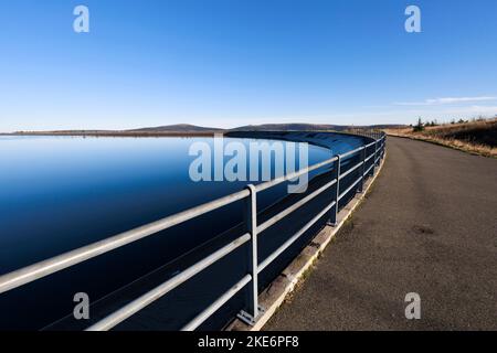 Dlouhe Strane, Jeseniky Mountains, Tschechische Republik, Tschechien - Stausee als Wasserkraftwerk. Geländer und Handlauf um das Wasser. Berge und hil Stockfoto