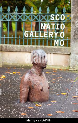 Sir Antony Gormleys '6 Times'-Skulptur vor der Scottish National Gallery of Modern Art, Edinburgh, Schottland, Großbritannien. Stockfoto