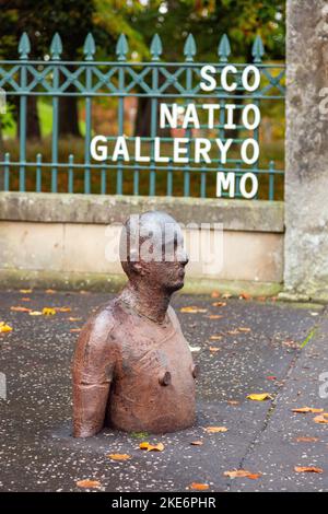 Sir Antony Gormleys '6 Times'-Skulptur vor der Scottish National Gallery of Modern Art, Edinburgh, Schottland, Großbritannien. Stockfoto