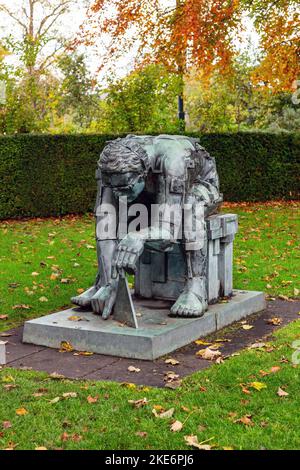 Die Figur von Sir Isaac Newton von Sir Eduardo Paolozzi, Scottish National Gallery of Modern Art Two, Edinburgh, Schottland, Vereinigtes Königreich. Stockfoto