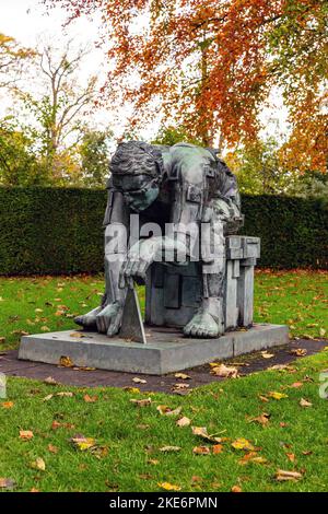 Die Figur von Sir Isaac Newton von Sir Eduardo Paolozzi, Scottish National Gallery of Modern Art Two, Edinburgh, Schottland, Vereinigtes Königreich. Stockfoto