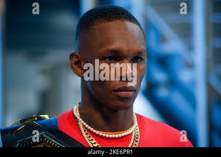 New York, USA. 10.. November 2022. Israel Adesanya nimmt am 10. November 2022 am Empire State Building in New York, NY, vor der UFC 281 an einem Faceoff Teil. (Foto von Efren Landaos/Sipa USA) Quelle: SIPA USA/Alamy Live News Stockfoto