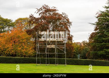 Es wird keine Wunder geben hier Zeichen, von Nathan Coley. Scottish National Gallery of Modern Art Two, Edinburgh, Schottland, Vereinigtes Königreich. Stockfoto