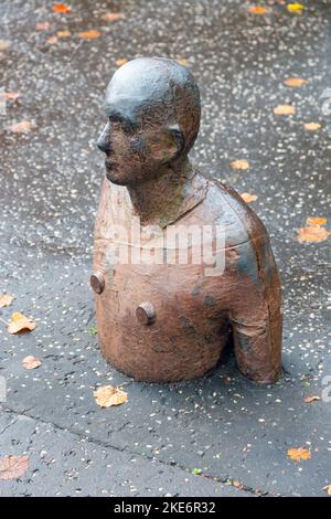 Sir Antony Gormleys '6 Times'-Skulptur vor der Scottish National Gallery of Modern Art, Edinburgh, Schottland, Großbritannien. Stockfoto