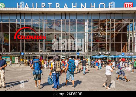 Deckenmalerei mit Fußballszenen am Hauptbahnhof, Köln, Deutschland. Während der FIFA Fußball-Weltmeisterschaft 2006. Auf einer Fläche von mehr als 800 Quadratmetern hat Adidas ein Fresko an der Decke des Kölner Hauptbahnhofs installieren lassen. In originalgetreuem antikem Look schweben Nationalspieler wie Michael Ballack, David Beckham, Zinédine Zidane und Juan Román Riquelme hoch über den Köpfen der Passanten Stockfoto