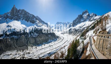 Mer de Glace Gletscher mit Blick auf Vallee Blanche (Winterskigebiet) des Mont Blanc Massivs, Alpen, Haute-Savoie, Frankreich Stockfoto