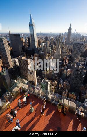 New York City Blick auf die Wolkenkratzer von Manhattan (ein Vanderbilt und Empire State Building) von der Aussichtsplattform Top of the Rock Stockfoto