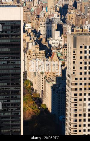 New York City Luftaufnahme der Wolkenkratzer und Hochhäuser entlang der Fifth Avenue am Central Park. Manhattan Stockfoto