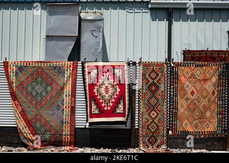 Teppich stehen auf dem Bauernmarkt Santa Fe Stockfoto
