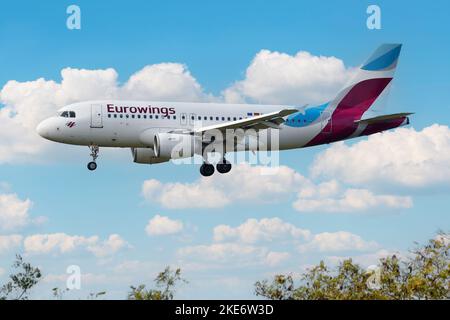 Fiumicino (Italien), 10.. November 2022. Airbus A320 Eurowings .Aircraft zum Flughafen Fiumicino. Fiumicino (Italien), 10.. November 2022. Kredit: Massimo Insabato/Alamy Live Nachrichten Stockfoto