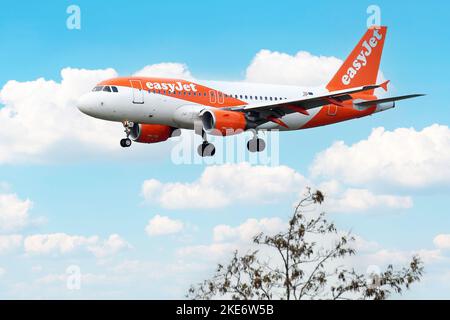 Fiumicino (Italien), 10.. November 2022. Airbus A319 easyJet .Aircraft zum Flughafen Fiumicino. Fiumicino (Italien), 10.. November 2022. Kredit: Massimo Insabato/Alamy Live Nachrichten Stockfoto