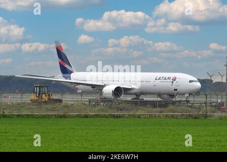 Fiumicino (Italien), 10.. November 2022. Boeing 777ER LATAM .Aircraft zum Flughafen Fiumicino. Fiumicino (Italien), 10.. November 2022. Kredit: Massimo Insabato/Alamy Live Nachrichten Stockfoto