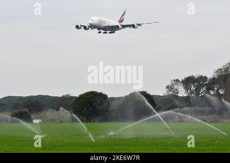 Fiumicino (Italien), 10.. November 2022. Airbus A380 Emirates .Flugzeug zum Flughafen Fiumicino. Fiumicino (Italien), 10.. November 2022. Kredit: Massimo Insabato/Alamy Live Nachrichten Stockfoto