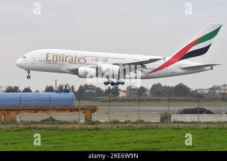 Fiumicino (Italien), 10.. November 2022. Airbus A380 Emirates .Flugzeug zum Flughafen Fiumicino. Fiumicino (Italien), 10.. November 2022. Kredit: Massimo Insabato/Alamy Live Nachrichten Stockfoto