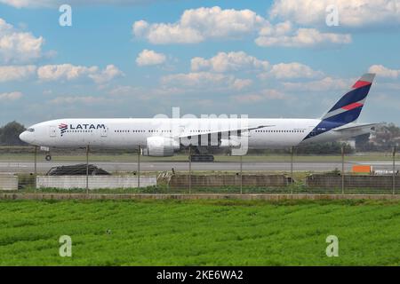 Fiumicino (Italien), 10.. November 2022. Boeing 777ER LATAM .Aircraft zum Flughafen Fiumicino. Fiumicino (Italien), 10.. November 2022. Kredit: Massimo Insabato/Alamy Live Nachrichten Stockfoto