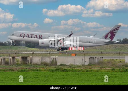 Fiumicino (Italien), 10.. November 2022. Boeing 787Dreamliner Qatar .Flugzeug zum Flughafen Fiumicino. Fiumicino (Italien), 10.. November 2022. Kredit: Massimo Insabato/Alamy Live Nachrichten Stockfoto