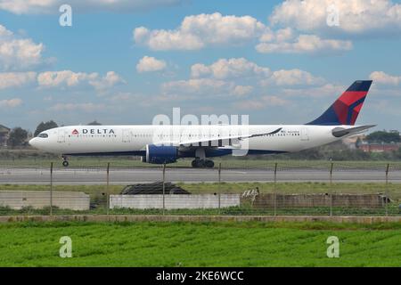 Fiumicino (Italien), 10.. November 2022. Airbus A330 Delta .Aircraft zum Flughafen Fiumicino. Fiumicino (Italien), 10.. November 2022. Kredit: Massimo Insabato/Alamy Live Nachrichten Stockfoto