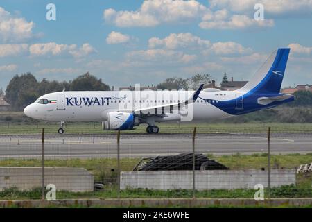 Fiumicino (Italien), 10.. November 2022. Airbus A320 Kuwait .Flugzeug zum Flughafen Fiumicino. Fiumicino (Italien), 10.. November 2022. Kredit: Massimo Insabato/Alamy Live Nachrichten Stockfoto