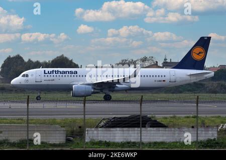 Fiumicino (Italien), 10.. November 2022. Airbus A320 Lufthansa .Aircraft zum Flughafen Fiumicino. Fiumicino (Italien), 10.. November 2022. Kredit: Massimo Insabato/Alamy Live Nachrichten Stockfoto