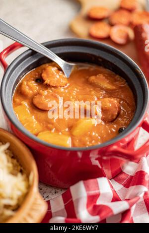 Die Kohlsuppe im Topf. Gesunde Gemüsesuppe. Stockfoto