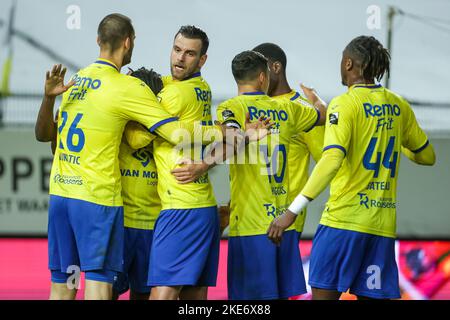 Beveren, Belgien, 10. November 2022, Beverens Spieler feiern nach dem Tor während eines Fußballspiels zwischen SK Beveren (1B) und dem Royal Antwerp FC, Donnerstag, 10. November 2022 in Beveren, im Finale des Croky Cup Belgian Cup 1/16. BELGA FOTO DAVID PINTENS Stockfoto