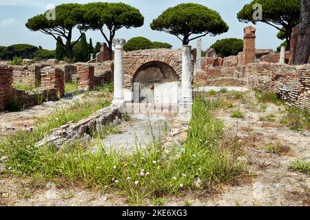 Erbe der alten römischen Gebäude und Architektur Ruinen in Domus von Säulen in der archäologischen Ausgrabung von Ostia Antica in Rom a beaut Stockfoto