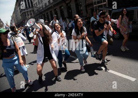 Buenos Aires, Argentinien. 10.. November 2022. Gesundheitshelfer singen während der öffentlichen Gesundheitskundgebung. Argentinische Gesundheitshelfer protestierten wegen niedriger Löhne und schlechter Arbeitsbedingungen aufgrund der Krise des öffentlichen Gesundheitssystems. Kredit: SOPA Images Limited/Alamy Live Nachrichten Stockfoto