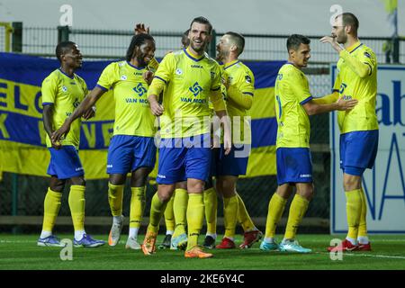 Beveren, Belgien, 10. November 2022, Beverens Spieler feiern nach dem Tor während eines Fußballspiels zwischen SK Beveren (1B) und dem Royal Antwerp FC, Donnerstag, 10. November 2022 in Beveren, im Finale des Croky Cup Belgian Cup 1/16. BELGA FOTO DAVID PINTENS Stockfoto