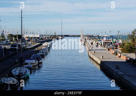 Viareggio, Italien - 06. November 2022: Boote ankerten am Pier der toskanischen Stadt Stockfoto