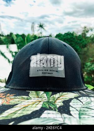 Eine vertikale Aufnahme einer Dschungelmütze mit dem Namen Summer Atelier Denim Saint Malo Stockfoto