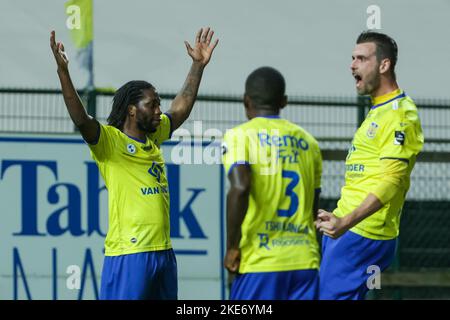 Beveren, Belgien, 10. November 2022, Beverens Spieler feiern nach dem Tor während eines Fußballspiels zwischen SK Beveren (1B) und dem Royal Antwerp FC, Donnerstag, 10. November 2022 in Beveren, im Finale des Croky Cup Belgian Cup 1/16. BELGA FOTO DAVID PINTENS Stockfoto