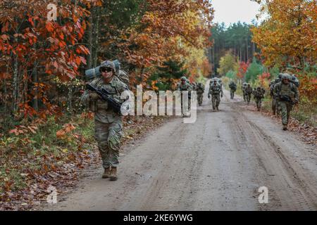 Bemowo Pikie, Polen. 20. Oktober 2022. US-Soldaten der Chaos Company, 3. Bataillon, 8. Kavallerieregiment, 3. Kampfmannschaft der Panzerbrigade, 1. Kavalleriedivision (3-1 ABCT), die operativ von der 1. Infanterie-Division (1 ID) kontrolliert wird, zusammen mit Soldaten, die der Armee des Prinzen von Wales, den Royal Lancers, der polnischen 5. Masowien Brigade der Territorialen Verteidigungskräfte, Und die rumänischen Sky Guardians nahmen Schulter an Schulter an einem taktischen Ruck-marsch zum Trainingsgelände Teil, während einer erweiterten kombinierten Situationsübung in Bemowo Pikie, Polen, am 20. Oktober 2022. Der 3-1 ABCT i Stockfoto