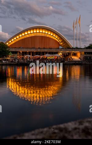 Das Haus der Weltkulturen an der Spree, in Berlin Deutschland. Stockfoto