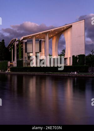 Die sehr moderne deutsche Kanzlei, in Berlin, Deutschland. Das Gebäude aus Beton und Glas liegt an der Spree. Stockfoto