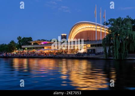 Das Haus der Weltkulturen an der Spree, in Berlin Deutschland. Stockfoto