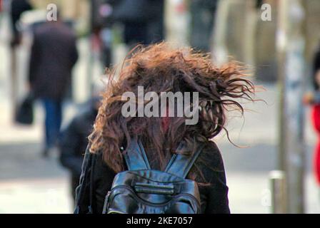 Glasgow, Schottland, Großbritannien 10.. November 2022. Wetter in Großbritannien: Starke Winde haben die Menschen auf den Straßen der Stadt zu kämpfen. Credit Gerard Ferry/Alamy Live News Stockfoto