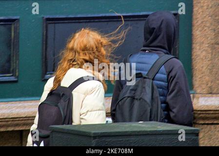 Glasgow, Schottland, Großbritannien 10.. November 2022. Wetter in Großbritannien: Starke Winde haben die Menschen auf den Straßen der Stadt zu kämpfen. Credit Gerard Ferry/Alamy Live News Stockfoto